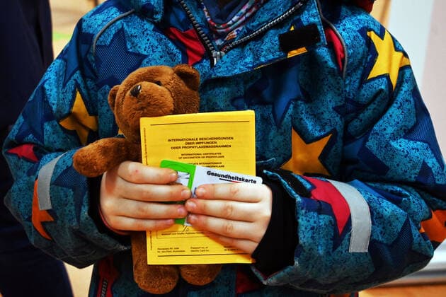 Lüneburg the 16 12 2021 Around 250 children aged 5 11 years were vaccinated against the corona virus in Lüneburg on Wednesday afternoon In a sports hall of the Ochtmisser sports club OSV, they were administered the childrens vaccine from Biontec to start the vaccination campaign Around 250 children were vaccinated against coron
