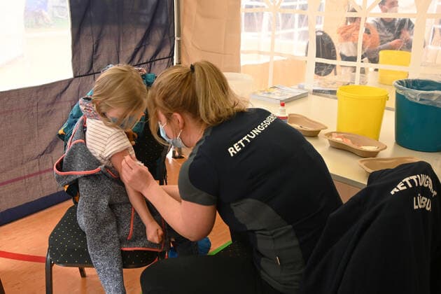 Lüneburg the 16 12 2021 Around 250 children aged 5 11 years were vaccinated against the corona virus in Lüneburg on Wednesday afternoon In a sports hall of the Ochtmisser sports club OSV, they were administered the childrens vaccine from Biontec to start the vaccination campaign Around 250 children were vaccinated against coron