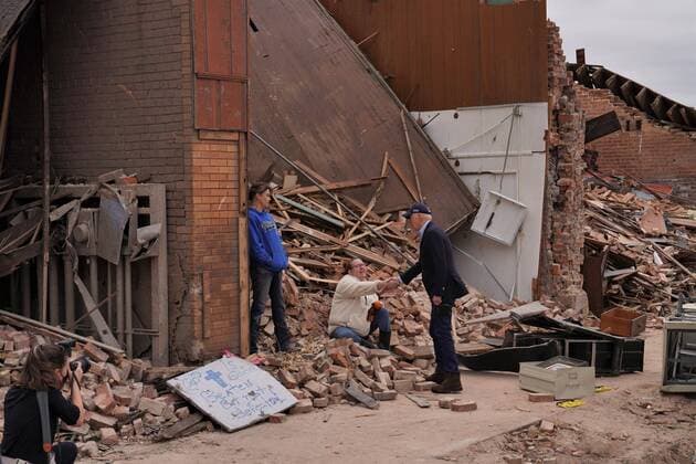News Themen der Woche KW50 December 15, 2021, Mayfield, Kentucky, USA: President JOE BIDEN shakes hands with a local Kentuckian during a walk through downtown Mayfield to review the devastation to the Kentucky community by recent tornadoes. Mayfield USA - ZUMAz03_ 20211215_new_z03_109 Copyright: xDominickxDelxVecchiox