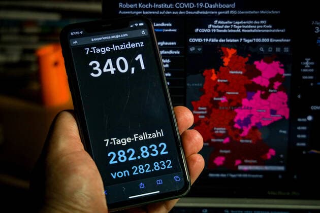 Coronavirus in Germany Covid 19 Dashboard of the Robert Koch Institute 16 12 2021 Robert Koch Institute 7 days Incidence 340.1 7 days Number of cases 282 832 COVID 19 cases 6 670 407 Addition of 56 677 compared to the previous day COVID 19 deaths 107 202 Addition of 522 compared to the previous day