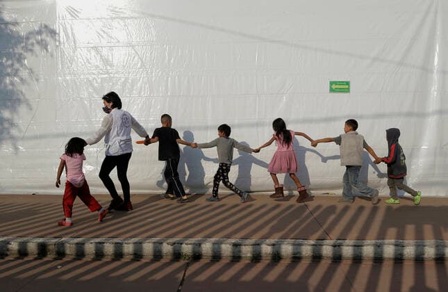 Migrants Arrives In Mexico City A human rights observer plays with children from the Central American migrant caravan in the facilities of the Casa Peregrino located in Mexico City, to receive accommodation, food, legal, psychological and medical care, and who have gone to various agencies to support refugees and try to obtain a permit that will allow them to stay longer in Mexico given the difficulties that their compatriots are having to enter the United States during the COVID-19 health emergency in the country. Mexico City Mexico City Mexico  Copyright: xGerardoxVieyrax originalFilename:vieyra-notitle211216_np3zP.jpg
