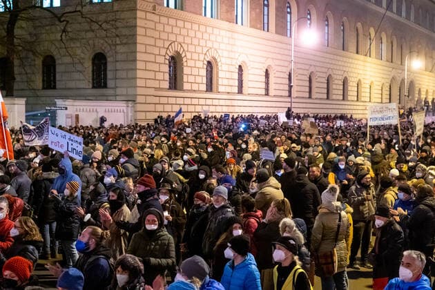 Querdenken Demonstration in München Am 15.12.2021 versammelten sich in München ca. 3500 Querdenker und Querdenkerinnen um gegen eine Impfpflicht und andere Corona Maßnahmen zu demonstrieren. Im Anschluss an die Versammlung versuchte ein großer Teil der Demonstrant*innen loszulaufen, obwohl die Behörden eigentlich einen Demonstrationszug verboten hatten. Deshalb kam es zu einem Katz und Maus Spiel zwischen Demonstrant*innen und Polizei. - On December 15, 2021 more than 3500 people demonstrated in Munich, Germany against all Covid measures and the possible mandatory vaccination. Only a stationary protest was allowed. Neonazis and hooligans lead a group of protestors through an illegal demonstration the city. Copyright: xAaronxKarasekxxxaal.photox
