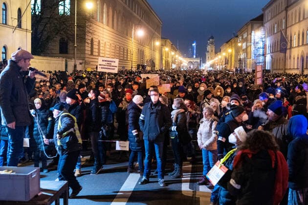 Querdenken Demonstration in München Am 15.12.2021 versammelten sich in München ca. 3500 Querdenker und Querdenkerinnen um gegen eine Impfpflicht und andere Corona Maßnahmen zu demonstrieren. Im Anschluss an die Versammlung versuchte ein großer Teil der Demonstrant*innen loszulaufen, obwohl die Behörden eigentlich einen Demonstrationszug verboten hatten. Deshalb kam es zu einem Katz und Maus Spiel zwischen Demonstrant*innen und Polizei. - On December 15, 2021 more than 3500 people demonstrated in Munich, Germany against all Covid measures and the possible mandatory vaccination. Only a stationary protest was allowed. Neonazis and hooligans lead a group of protestors through an illegal demonstration the city. Copyright: xAaronxKarasekxxxaal.photox