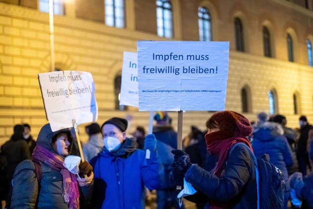Querdenken Demonstration in München Am 15.12.2021 versammelten sich in München ca. 3500 Querdenker und Querdenkerinnen um gegen eine Impfpflicht und andere Corona Maßnahmen zu demonstrieren. Im Anschluss an die Versammlung versuchte ein großer Teil der Demonstrant*innen loszulaufen, obwohl die Behörden eigentlich einen Demonstrationszug verboten hatten. Deshalb kam es zu einem Katz und Maus Spiel zwischen Demonstrant*innen und Polizei. - On December 15, 2021 more than 3500 people demonstrated in Munich, Germany against all Covid measures and the possible mandatory vaccination. Only a stationary protest was allowed. Neonazis and hooligans lead a group of protestors through an illegal demonstration the city. Copyright: xAaronxKarasekxxxaal.photox