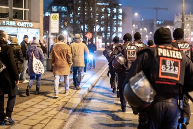 Querdenken Demonstration in München Am 15.12.2021 versammelten sich in München ca. 3500 Querdenker und Querdenkerinnen um gegen eine Impfpflicht und andere Corona Maßnahmen zu demonstrieren. Im Anschluss an die Versammlung versuchte ein großer Teil der Demonstrant*innen loszulaufen, obwohl die Behörden eigentlich einen Demonstrationszug verboten hatten. Deshalb kam es zu einem Katz und Maus Spiel zwischen Demonstrant*innen und Polizei. - On December 15, 2021 more than 3500 people demonstrated in Munich, Germany against all Covid measures and the possible mandatory vaccination. Only a stationary protest was allowed. Neonazis and hooligans lead a group of protestors through an illegal demonstration the city. Copyright: xAaronxKarasekxxxaal.photox