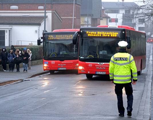 Northeim South Lower Saxony statewide police control Corona FFP2 masks, school transport, ÖPNV, Verkehrsverbund Südniedersachsen, bus transport, VSN, patrol, guard Kürassier Straße, bus station mask control