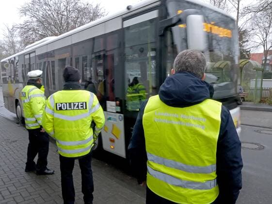 Northeim South Lower Saxony statewide police control Corona FFP2 masks, school transport, ÖPNV, Verkehrsverbund Südniedersachsen, bus transport, VSN, patrol, guard Kürassier Straße, bus station mask control