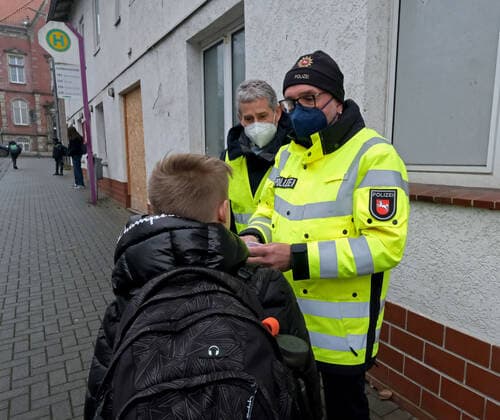Northeim South Lower Saxony statewide police control Corona FFP2 masks, school transport, ÖPNV, Verkehrsverbund Südniedersachsen, bus transport, VSN, patrol, guard Kürassier Straße, bus station mask control