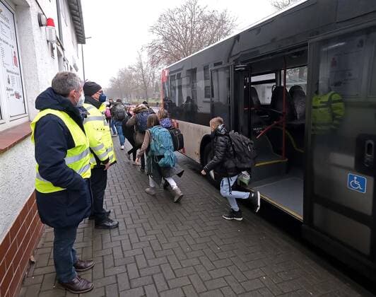 Northeim South Lower Saxony statewide police control Corona FFP2 masks, school transport, ÖPNV, Verkehrsverbund Südniedersachsen, bus transport, VSN, patrol, guard Kürassier Straße, bus station mask control