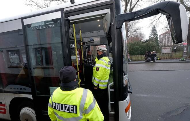 Northeim South Lower Saxony statewide police control Corona FFP2 masks, school transport, ÖPNV, Verkehrsverbund Südniedersachsen, bus transport, VSN, patrol, guard Kürassier Straße, bus station mask control
