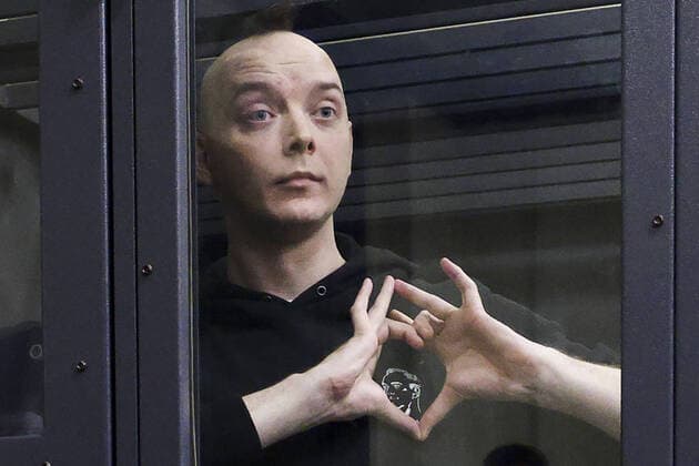 News Themen der Woche KW50 News Bilder des Tages MOSCOW, RUSSIA - DECEMBER 16, 2021: Ivan Safronov, information policy adviser to the Head of Roscosmos, former Kommersant and Vedomosti journalist, makes a hand heart during a hearing as the First Court of Appeals considers extending his arrest on treason charges. Anton Novoderezhkin TASS  TS11C01E