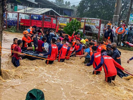 News Themen der Woche KW50 News Bilder des Tages Philippinen, Überschwemmungen als Folge von Taifun Rai (211216) -- CAGAYAN DE ORO CITY, Dec. 16, 2021 -- Members of the rescue residents from the flood brought by typhoon Rai in Cagayan de Oro City, the Philippines, Dec. 16, 2021. Typhoon Rai, one of the strongest battering the Philippines this year, made landfall in Siargao Island in the southern Philippines on Thursday afternoon, the Philippines weather bureau said. Thousands of residents along its path were forced to be evacuated to safety. ( Handout via Xinhua) PHILIPPINES-CAGAYAN DE ORO CITY-TYPHOON RAI-RESCUE PhilippinexCoastxGuard 
