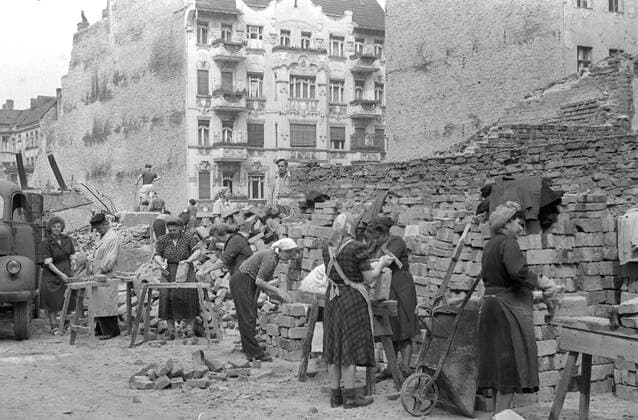 Bau der Stalinallee Ostberlin Building Stalinallee East Berlin Historisches Bild und Foto: Truemerfrauen, Trümmerfrauen, Bau, Umbau der Stalinallee im Jahr 1952 nach den Visionen des Sozialistischen Realismus bzw. der Nationalen Bautradition. VEB Industriebau. Errichtung der Arbeiterpalaeste. Die Strasse, boulevard wurde zwischen 1949 und 1961 Stalinallee (Große Frankfurter Straße) genannt und war das Vorzeigeprojekt im Rahmen des Ostdeutschen Wiederaufbauprogamms nach dem zweiten Weltkrieg. Die Stalinallee wurde in mehreren Stufen von den Architekten ermann Henselmann, Hartmann, Hopp, Leucht, Paulick entwickelt. Platziert wurden appartements, cafes und ein Kino (International). Der aktuelle Name: Karl Marx Allee. Historical Image a