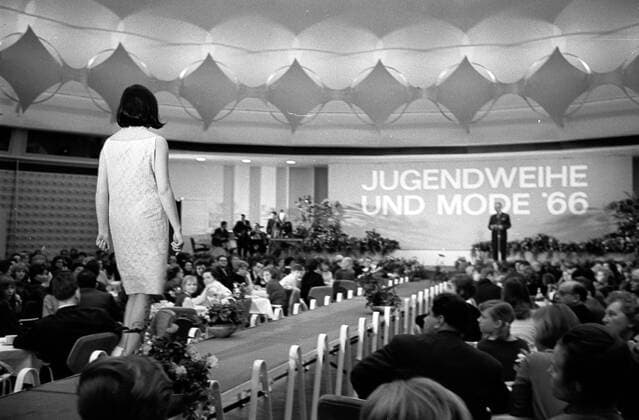 Modenschau Jugendweihe 1966 Fashion Show Jugendweihe 1966 Historisches Bild und Foto: Modenschau Jugendweihe 1966. Mode wird ueber einen Laufsteg praesentiert. Models, Mannequin laufen über den Laufsteg. Historical Image and Photography: Fashion Show Jugendweihe, youth consecration 1966.