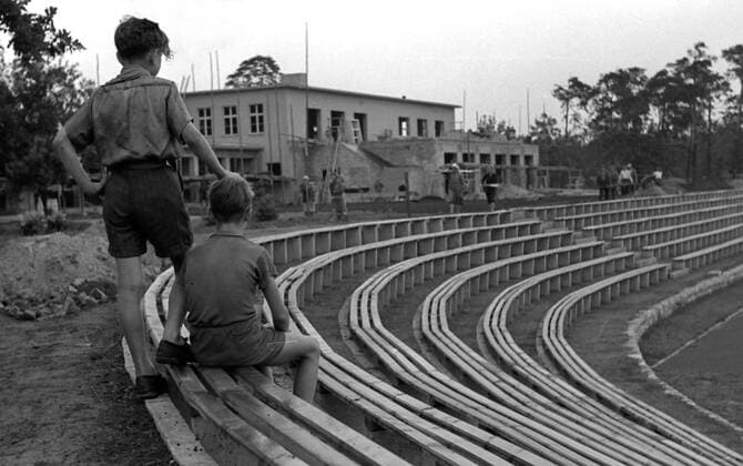 Bau der Pionierrepublik in Ostberlin Building Pioneer republik East-Berlin Historisches Bild und Foto: Bau der Pionierrepublik in Ostberlin, Wuhlheide, Juli 1951. Die Pionierrepublik Wilhelm Pieck war das zentrale Pionierlager der Pionierorganisation Ernst Thälmann in der DDR. Historical Image and Photography: Building Pioneer republik East-Berlin