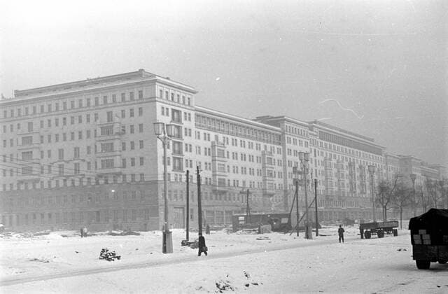 Stalinallee Block C Berlin Winter 1952 Historisches Bild und Foto: Stalinallee im Bereich des Block C Südseite im Winter. Heute: Karl Marx Allee 82. Winterspaziergang, Verschneit, Schneeregen. Bau des Block C Südseite, Portal und Gebäude, Architekt Richard Paulick der Stalinallee. Bau, Umbau der Stalinallee im Jahr 1951 nach den Visionen des Sozialistischen Realismus bzw. der Nationalen Bautradition. VEB Industriebau. Errichtung der Arbeiterpalaeste. Die Strasse, boulevard wurde zwischen 1949 und 1961 Stalinallee (Große Frankfurter Straße) genannt und war das Vorzeigeprojekt im Rahmen des Ostdeutschen Wiederaufbauprogamms nach dem zweiten Weltkrieg. Die Stalinallee wurde in mehreren Stufen von den Architekten ermann Henselmann, Hartma