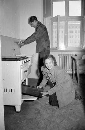 Wohnungsbesichtigung Stalinallee 1953 Historisches Bild und Foto: Einzug in die Gebäude der Stalinallee. Block C Südseite. Wohnungsbesichtigung. Bau, Umbau der Stalinallee im Jahr 1951 nach den Visionen des Sozialistischen Realismus bzw. der Nationalen Bautradition. VEB Industriebau. Errichtung der Arbeiterpalaeste. Die Strasse, boulevard wurde zwischen 1949 und 1961 Stalinallee (Große Frankfurter Straße) genannt und war das Vorzeigeprojekt im Rahmen des Ostdeutschen Wiederaufbauprogamms nach dem zweiten Weltkrieg. Die Stalinallee wurde in mehreren Stufen von den Architekten ermann Henselmann, Hartmann, Hopp, Leucht, Paulick entwickelt. Platziert wurden appartements, cafes und ein Kino (International). Der aktuelle Name: Karl Marx Allee