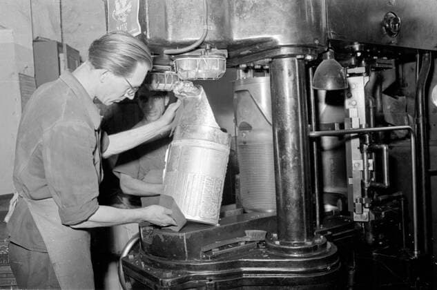 Schriftsetzer , Druckwalze, Typesetter 1950er Jahre Historisches Bild und Foto: Schriftsetzmeister, Schriftsetzer an einer Druckwalze im Zeitungsdruckprozess Anfang der 1950er Jahre. Entstehung einer Zeitung. Historical Image and Photography: Type setter at a print cylinder in newspaper production process.
