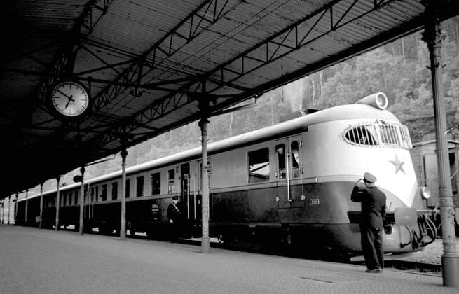 DDR Schnellzug Bahnhof Bad Schandau Tschechischer CSD (Tschechoslowakischen Staatsbahn - ÄaeskoslovenskÃ statni drahy) Zug Bahnhof Bad Schandau mit Schaffner und Lokführer Czechoslovak State Railways (CSD ÄaeskoslovenskÃ statni drahy) Train from Czechoslovakia in train station Bad Schandau with engineman and conductor