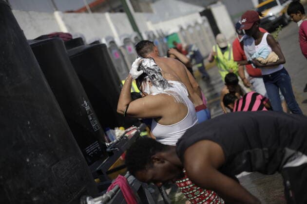 Migrants In Their Stay In Mexico To Continue Their Journey To US MEXICO CITY, MEXICO - DECEMBER 15, 2021: A migrant washes, during their stay at House of the Pilgrim San Juan Diego to can rest and continue their journey heading to the United States border. On December 15, 2021 in Mexico City, Mexico. (Photo by Luis Cortes Eyepix Group) Copyright: xLuisxCortesx xEyepixxGroupx EYEPIXGROUP_MB_15122021_21546