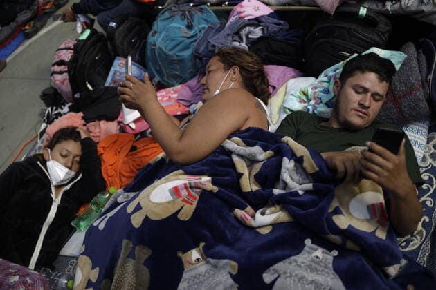 Migrants In Their Stay In Mexico To Continue Their Journey To US MEXICO CITY, MEXICO - DECEMBER 15, 2021: A migrant rests during their stay at House of the Pilgrim San Juan Diego waiting continue their journey heading to the United States border. On December 15, 2021 in Mexico City, Mexico. (Photo by Luis Cortes Eyepix Group) Copyright: xLuisxCortesx xEyepixxGroupx EYEPIXGROUP_MB_15122021_21526