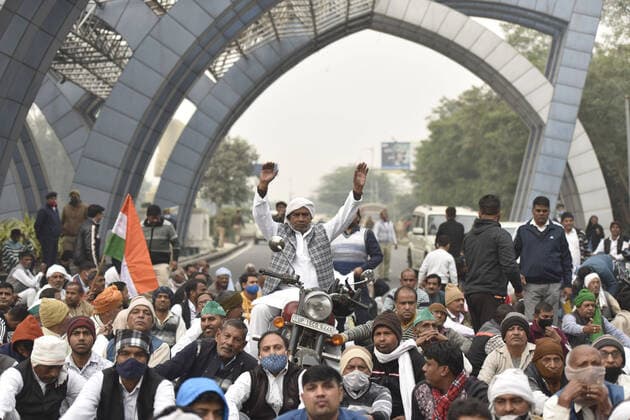News Themen der Woche KW50 NOIDA, INDIA - DECEMBER 16: Farmers during a protest at Noida Gate near the residence of Noida Authority CEO Ritu Maheshwari at Sector 14A, on December 16, 2021 in Noida, India. (Photo by Sunil Ghosh Hindustan Times) Farmers Protest outside residence Of Noida Authority CEO Ritu Maheshwari Demanding Residential Plot