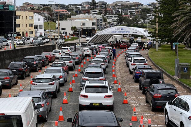 COVID OMICRON TESTING, Lines of cars are seen as members of the public wait for a COVID-19 test at the St Vincent?s Hospital drive-through testing clinic at Bondi Beach in Sydney, Friday, December 17, 2021. NSW is recording more COVID-19 cases than ever before - with more than 2200 reported on Friday as the Omicron variant drives a huge outbreak in Newcastle. ( NO ARCHIVING, EDITORIAL USE ONLY, NO USE IN BOOKS WITHOUT CONSENT SYDNEY NSW AUSTRALIA  Copyright: xBIANCAxDExMARCHIx 20211217001607231785