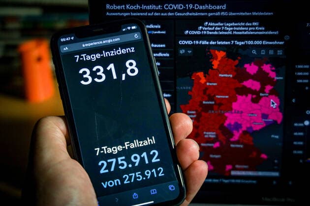Coronavirus in Germany Covid 19 Dashboard of the Robert Koch Institute 17 12 2021 Robert Koch Institute 7 days Incidence 331.8 7 days Number of cases 275 912 COVID 19 cases 6 721 375 Addition of 50 968 compared to the previous day COVID 19 deaths 107 639 Addition of 437 compared to the previous day