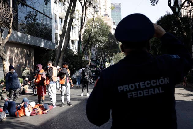 Migrant Caravan Meet With Mexican Government MEXICO CITY, MEXICO - DECEMBER 16, 2021: Centro American migrants led by Irineo Mujica, attend at the National Palace to meet by the director of Citizen Attention of the Presidency of Mexico, to expedite humanitarian visas and processes of the National Institute of Migration. On December 16, 2021 in Mexico City, Mexico. (Photo by Luis Barron Eyepix Group) Copyright: xLuisxBarronx xEyepixxGroupx EYEPIXGROUP_LB_16122021_21603