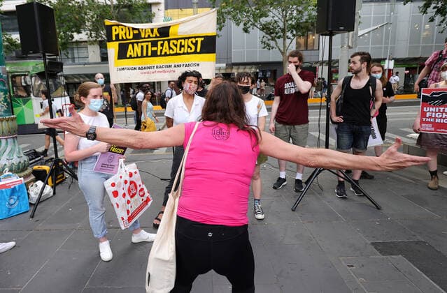 PRO VACCINATION RALLY MELBOURNE, A woman confronts protesters at a pro-vaccination rally outside the State Library of Victoria in Melbourne, Friday, December 17, 2021. ( NO ARCHIVING, EDITORIAL USE ONLY, NO USE IN BOOKS WITHOUT CONSENT MELBOURNE VIC AUSTRALIA  Copyright: xCONxCHRONISx 20211217001607270608