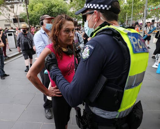PRO VACCINATION RALLY MELBOURNE, A woman confronts police at a pro-vaccination rally outside the State Library of Victoria in Melbourne, Friday, December 17, 2021. ( NO ARCHIVING, EDITORIAL USE ONLY, NO USE IN BOOKS WITHOUT CONSENT MELBOURNE VIC AUSTRALIA  Copyright: xCONxCHRONISx 20211217001607270886