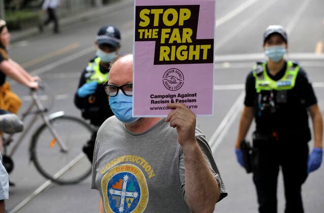 PRO VACCINATION RALLY MELBOURNE, Protesters take part in pro vaccination rally outside the State Library of Victoria in Melbourne, Friday, December 17, 2021. ( NO ARCHIVING, EDITORIAL USE ONLY, NO USE IN BOOKS WITHOUT CONSENT MELBOURNE VIC AUSTRALIA  Copyright: xCONxCHRONISx 20211217001607271354