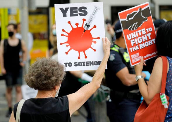 PRO VACCINATION RALLY MELBOURNE, Protesters take part in pro vaccination rally outside the State Library of Victoria in Melbourne, Friday, December 17, 2021. ( NO ARCHIVING, EDITORIAL USE ONLY, NO USE IN BOOKS WITHOUT CONSENT MELBOURNE VIC AUSTRALIA  Copyright: xCONxCHRONISx 20211217001607271454