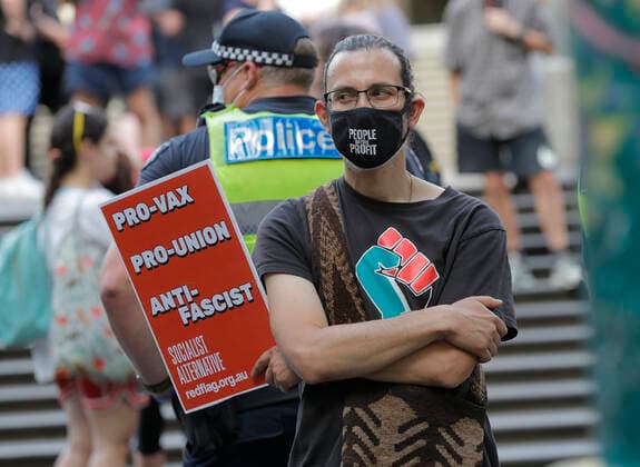 PRO VACCINATION RALLY MELBOURNE, Protesters opposing the anti-vax movement take part in a rally outside the State Library of Victoria in Melbourne, Friday, December 17, 2021. ( NO ARCHIVING, EDITORIAL USE ONLY, NO USE IN BOOKS WITHOUT CONSENT MELBOURNE VIC AUSTRALIA  Copyright: xCONxCHRONISx 20211217001607276998