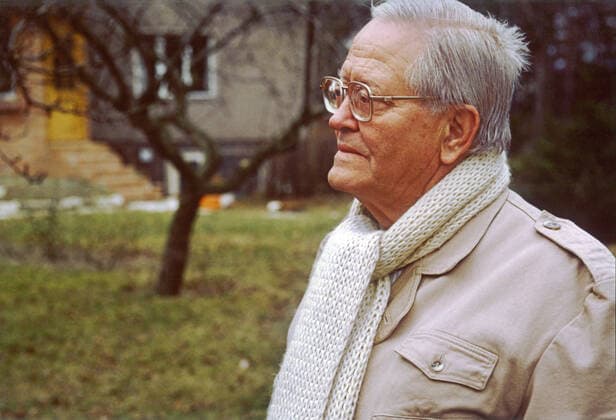 Karl Eduard von Schnitzler, EX-Chefkommentator im DDR Fernsehen, 1992 Zeuthen, DEU, Deutschland, 02.01.1992; Karl-Eduard von Schnitzler, 1918-2001, Ex-Chefkommentator Deutscher Fernsehfunk, DFF, Fernsehen der DDR, DDR-Fernsehen, bekannteste Sendung Der Schwarze Kanal (Maerz 1960 - Oktober 1989), im Garten hinter seinem Haus, privat, Journalist, Journalismus, Porträt, Portrait, Homestory, Wende, Wendezeit, Fernsehgeschichte, Geschichte, Zeitgeschichte, TV-Star, 1992, 1990er, 90er Jahre, Neunziger Jahre, historisch, *** Karl Eduard von Schnitzler, EX chief commentator in the GDR television, 1992 Zeuthen, DEU, Germany, 02 01 1992 Karl Eduard von Schnitzler, 1918 2001, ex chief commentator German Television, DFF, television of the GDR, GDR tel