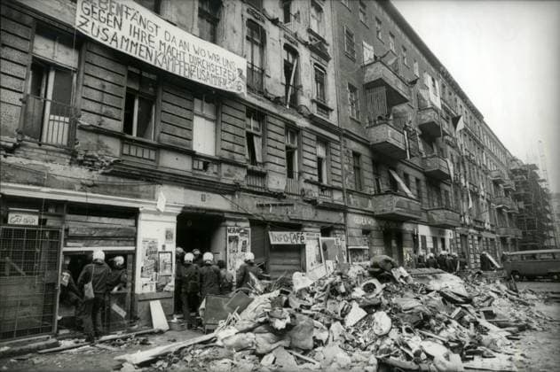 Besetzte Haeuser, Räumung Mainzer Straße, 1990 DEU, Deutschland, Berlin, 1990, 14. November 1990, Räumung der Mainzer Strasse, Polizisten räumen besetzte Haeuser im Bezirk Friedrichshain, von Demonstranten errichtete Barrikaden am Beginn der Mainzer Strasse, Barrikade, Strassenbarrikade, Strassenbarrikaden, Polizeieinsatz, nach der Raeumung, Hausbesetzung, Hausbesetzungen, Ostberlin, 6 Wochen nach der Wiedervereinigung, Wende, Wendezeit, Geschichte, Zeitgeschichte, 1990er, Jahre, 90er Jahre, Neunziger Jahre, historisch, *** Squatted houses, clearing Mainzer Strasse, 1990 DEU, Germany, Berlin, 1990, 14 November 1990, clearing Mainzer Strasse, police officers clear squatted houses in Friedrichshain district, barricades erected by proteste