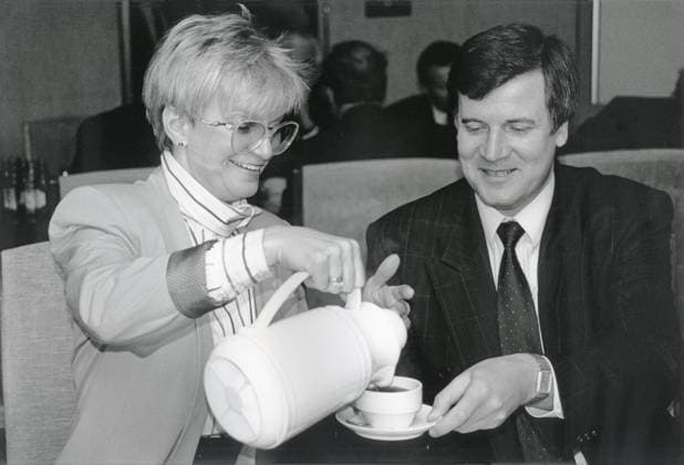 Gerda Hasselfeldt, Horst Seehofer, 1988 DEU, Deutschland, Muenchen, 1988, Gerda Hasselfeldt, geb. 1950, CSU MdB, Horst Seehofer, geb. 1949, damals CSU MdB, bei einer CSU Parteiveranstaltung, jung, Politik, Politiker, Politikerin, Persoenlichkeit, Geschichte, Zeitgeschichte, 1988, 1980er Jahre, 80er, Jahre, Achtziger Jahre, historisch, *** Gerda Hasselfeldt, Horst Seehofer, 1988 DEU, Germany, Munich, 1988, Gerda Hasselfeldt, born 1950, CSU MdB, Horst Seehofer, born 1949, then CSU MdB, at a CSU party event, young, politics, politician, politician, personality, history, contemporary history, 1988, 1980s, 80s, years, eighties, historical,