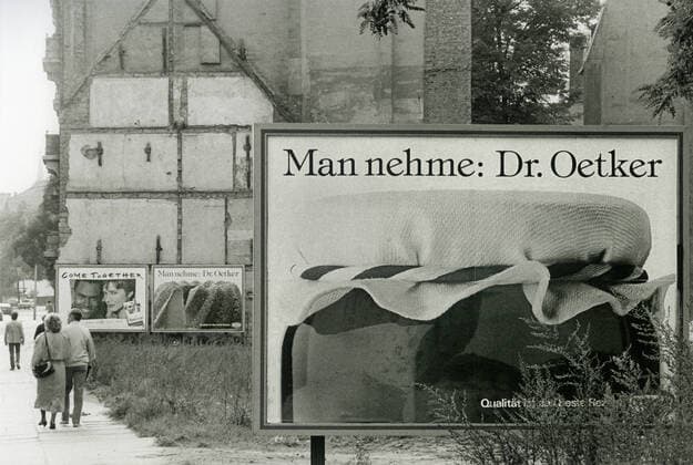 Westwerbung in der DDR, August 1990 DDR, Dresden, August 1990, Westwerbung in der DDR, Werbeplakate, Man nehme: Dr. OeTker, Come Together, Dresdner Neustadt, Werbung, Werbeslogan, westliche Markenprodukte, Westwaren, verfallene Altbauten, Kontrast, Gegensatz, Werbeplakat, Marmelade, Plakat, Plakate, Wirtschaft, Marktwirtschaft, Konsum, einen Monat nach der Währungsunion, zwei Monate vor der Wiedervereinigung, kurz vor Ende der DDR, Geschichte, Zeitgeschichte, Wirtschaftsgeschichte, Wende, Wendezeit, Umbruch, 1990, 1990er, 90er, Jahre, Neunziger Jahre, historisch, *** Western advertising in the GDR, August 1990 GDR, Dresden, August 1990, Western advertising in the GDR, advertising posters, Take Dr OeTker, Come Together, Dresdner Neustadt, a