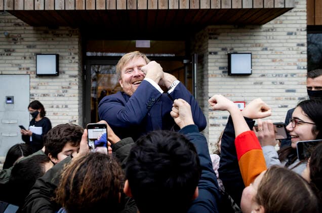 Bilder des Jahres 2021, Entertainment 12 Dezember Entertainment Themen der Woche KW50 Entertainment Bilder des Tages 17-12-2021 Aalsmeer King Willem-Alexander visited the IKC Triade school in Aalsmeer. He spoke with teachers, pedagogical staff, students, the board and parents about the set-up of an IKC and the effects of the corona pandemic on primary education and childcare. Â  Copyright: xPPEx