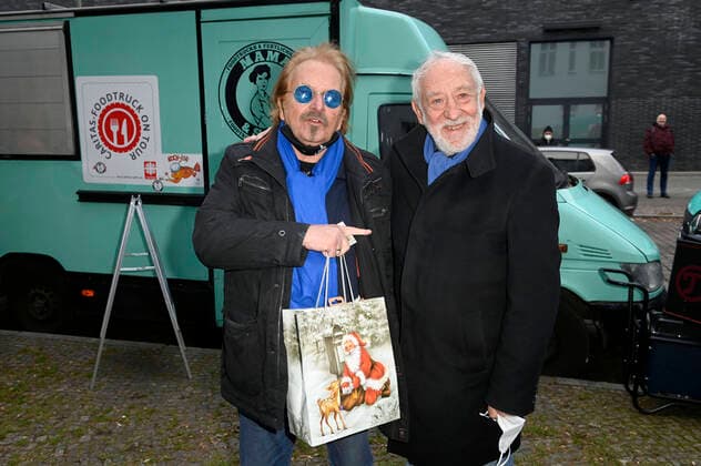 Entertainment Themen der Woche KW50 Frank Zander und Dieter Hallervorden verteilen Essen und Geschenke aus dem Food Truck an Obdachlose und Bedürftige. Berlin, 17.12.2021 *** Frank Zander and Dieter Hallervorden distribute food and gifts from the Food Truck to the homeless and needy Berlin, 17 12 2021 Foto:xF.xKernx xFuturexImage