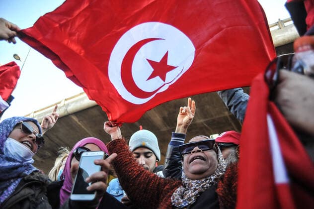 News Themen der Woche KW50 Protest Against Tunisia President Kaïs Saied TUNIS, TUNISIA - DECEMBER 17, 2021: A woman joins a protest against President Kais Saied on the 10th anniversary of the start of the 2011 revolution. Protesters slammed the decision of Tunisia President to extend a months-long suspension of parliament, accusing him of dealing another blow to the country s nascent democracy. on December 17, 2021 in Tunia, Tunisia. (Photo by Hasan Mrad Eyepix Group) Copyright: xHasanxMradx xEyepixxGroupx EYEPIXGROUP_HM_17122021_21617