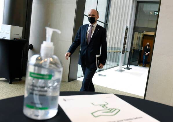 Kanada, Pressekonferenz zur aktuellen Corona-Lage in Ottawa December 17, 2021, Ottawa, ON, CAN: Minister of Health Jean-Yves Duclos arrives for a news conference on the COVID-19 pandemic and the omicron variant, in Ottawa, on Friday, Dec. 17, 2021. Ottawa CAN  - ZUMAc35_ 20211217_zaf_c35_014 Copyright: xJustinxTangx