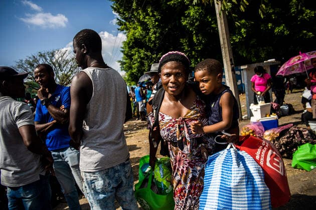 Mexiko, Lage der Geflüchteten in Tapachula December 10, 2021, Tapachula, Chiapas, Mexico: Haitian Juliette Julien and her son are the fortunate ones today as they are able to board a bus for Mexico City on their journey northward from the Olympic Stadium in Tapachula, Mexico on Friday, Dec. 10, 2021. Decades of political and economic and instability have forced Haitians to find a way to survive abroad. Many have lived in Brazil, Chile and other South Americans countries before making a perilous journey to Tapachula, Mexico through Central America. Tapachula Mexico - ZUMAt130 20211210_zap_t130_002 Copyright: xRichardxTsong-Taatariix