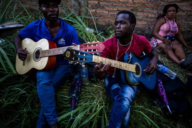 Mexiko, Lage der Geflüchteten in Tapachula December 11, 2021, Tapachula, Chiapas, Mexico: Chrisner Mathiew,28, and Mackenson Pierre,31, are musicians and devoted Christians are camping on the streets with thousands of other Haitians. They made the journey from Chile together enduring robbers and other dangerous elements along the way in Tapachula, Mexico on Saturday, Dec. 11, 2021. They both left Haiti in 2014 and made their way to Chile to find work. Decades of political and economic and instability have forced Haitians to find a way to survive abroad. Many have lived in Brazil, Chile and other South Americans countries before making a perilous journey to Tapachula, Mexico through Central America. Tapachula Mexico - ZUMAt130 20211211_zap_t130_002 Copyright: xRichardxTsong-Taatariix