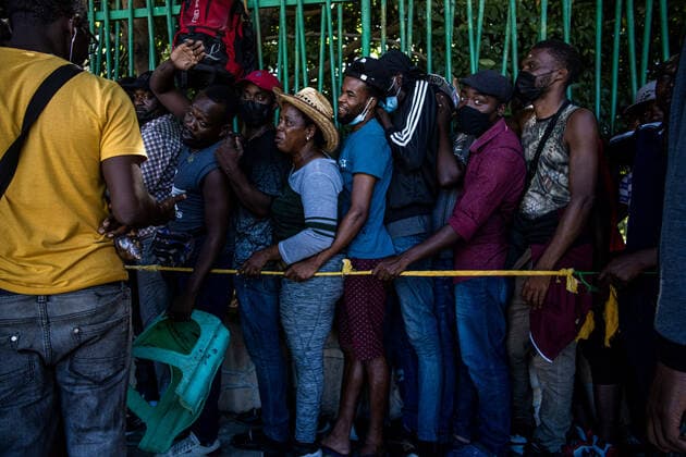 Mexiko, Lage der Geflüchteten in Tapachula December 16, 2021, Tapachula, Chiapas, Mexico: Haitian migrants queue up at the Ecological Park to get permits from the National Institute of Migration in Tapachula, Mexico on Thursday, Dec. 16, 2021. The slow deployment of permits and or buses headed northbound has frustrated the thousands of Haitians and other migrants unhoused in the city. Tapachula Mexico - ZUMAt130 20211216_zap_t130_005 Copyright: xRichardxTsong-Taatariix