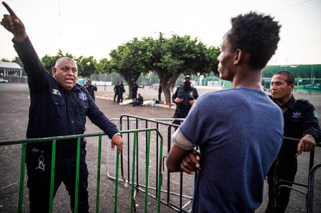 Mexiko, Lage der Geflüchteten in Tapachula December 10, 2021, Tapachula, Chiapas, Mexico: A local police officer tells an Haitian migrant to leave the premises of the Olympic Stadium which is no longer available as a place to camp in Tapachula, Mexico on Friday, Dec. 10, 2021. Police officers tell migrants that their options include camping in another park or in the forest. Decades of political and economic and instability have forced Haitians to find a way to survive abroad. Many have lived in Brazil, Chile and other South Americans countries before making a perilous journey to Tapachula, Mexico through Central America. Tapachula Mexico - ZUMAt130 20211210_zap_t130_003 Copyright: xRichardxTsong-Taatariix