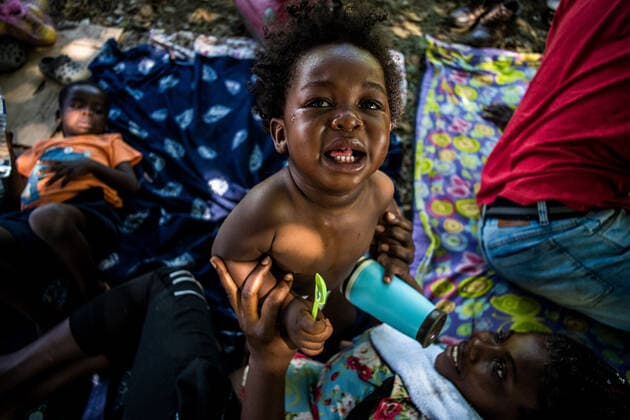 Mexiko, Lage der Geflüchteten in Tapachula December 11, 2021, Tapachula, Chiapas, Mexico: David Asyou endures the heat and lack of proper housing as his aunt Mirlande tries to calm him in a makeshift camp under a tree in Tapachula, Mexico on Saturday, Dec. 11, 2021. The option to camp at the Olympic Stadium has been closed to migrants with thousands resorting to make their homes on the streets. Decades of political and economic and instability have forced Haitians to find a way to survive abroad. Many have lived in Brazil, Chile and other South Americans countries before making a perilous journey to Tapachula, Mexico through Central America. Tapachula Mexico - ZUMAt130 20211211_zap_t130_005 Copyright: xRichardxTsong-Taatariix