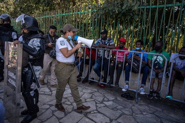 Mexiko, Lage der Geflüchteten in Tapachula December 16, 2021, Tapachula, Chiapas, Mexico: An official from the National Institute of Migration tell Haitians at the Ecological Park that no more permits for travel will be processed in the afternoon in Tapachula, Mexico on Thursday, Dec. 16, 2021. The slow deployment of permits and or buses headed northbound has frustrated the thousands of Haitians and other migrants unhoused in the city. Tapachula Mexico - ZUMAt130 20211216_zap_t130_013 Copyright: xRichardxTsong-Taatariix