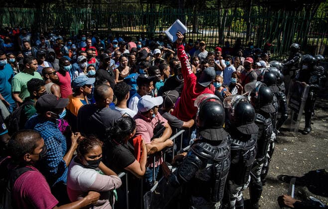 Mexiko, Lage der Geflüchteten in Tapachula December 16, 2021, Tapachula, Chiapas, Mexico: Mostly non Haitian migrants confront the National Guard about the slow processing at the Ecological Park to get permits from the National Institute of Migration in Tapachula, Mexico on Thursday, Dec. 16, 2021. The slow deployment of permits and or buses headed northbound has frustrated the thousands of Haitians and other migrants unhoused in the city. Tapachula Mexico - ZUMAt130 20211216_zap_t130_016 Copyright: xRichardxTsong-Taatariix