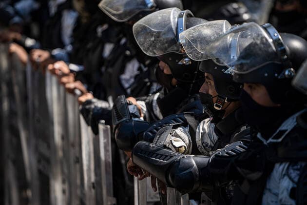 Mexiko, Lage der Geflüchteten in Tapachula December 16, 2021, Tapachula, Chiapas, Mexico: The Mexican National Guard keeps an eye on migrants at the Ecological Park who are seeking permits from the National Institute of Migration in Tapachula, Mexico on Thursday, Dec. 16, 2021. The slow deployment of permits and or buses headed northbound has frustrated the thousands of Haitians and other migrants unhoused in the city. Tapachula Mexico - ZUMAt130 20211216_zap_t130_018 Copyright: xRichardxTsong-Taatariix